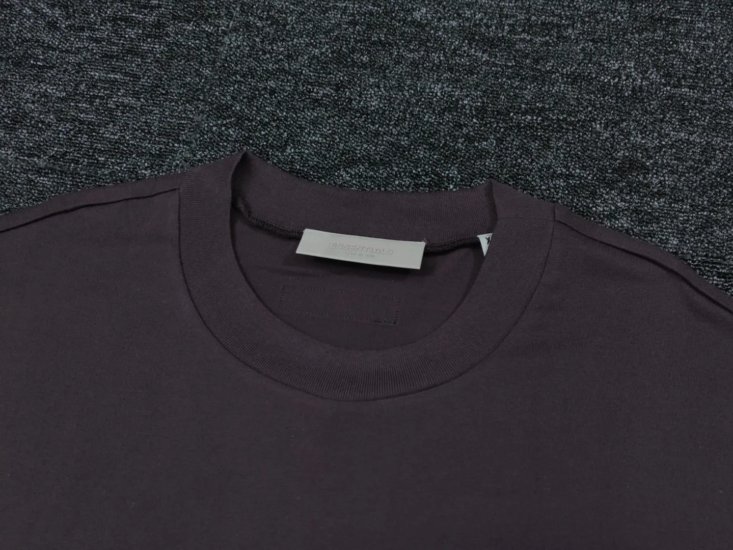 🦋Exclusive for cross-border supply, Hot Sale🦋70 【Purple】Essentials FW 23 Essentials Shorts Smoke Solid Color Elastic Straight American Heavyweight Casual Short Sleeves Men's and Women's Same Style ESSENTIALS was established in Los Angeles, USA in 2018. Its original intention was to let more people wear affordable Versatile trendy items. In terms of fabric tailoring, it follows the same comfort and fineness as FEAR OF GOD, and the design is simplified from complexity, with the eye-catching "ESSENTIALS" LOGO running throughout. ESSENTIALS has been favored by fashion enthusiasts since its launch, and many European and American superstars are also its loyal buyers, such as KANYE WEST, JUSITN BIEBER, RIHANNA, etc. . . . . The most popular FOG color on the Internet is here, double-row silicone, the original custom-made fabric is soft and comfortable, no color difference, the custom-dyed rib collar is dyed in the same vat, the original Authentic designated flocking printing factory, there are few machines on the market that can produce a three-dimensional 3D feeling, the width and length of each letter and the 3D depth, etc., the ceiling of the industry, that is to say, you don’t need to look closely to know that it is 3D. In the details, we can see that the size of each corner of the hood is symmetrical and made of double-layer fabric. Factory’s great technology is that it can make each corner symmetrical so that it doesn’t look soft and floppy when worn, and it feels stiff. The original OVERSIZE version is full of high street style. Color: Light Black, Haze Blue, Plum, Seal Gray Size: XS-XL (maximum weight) Recommended: Same Style for men and women
